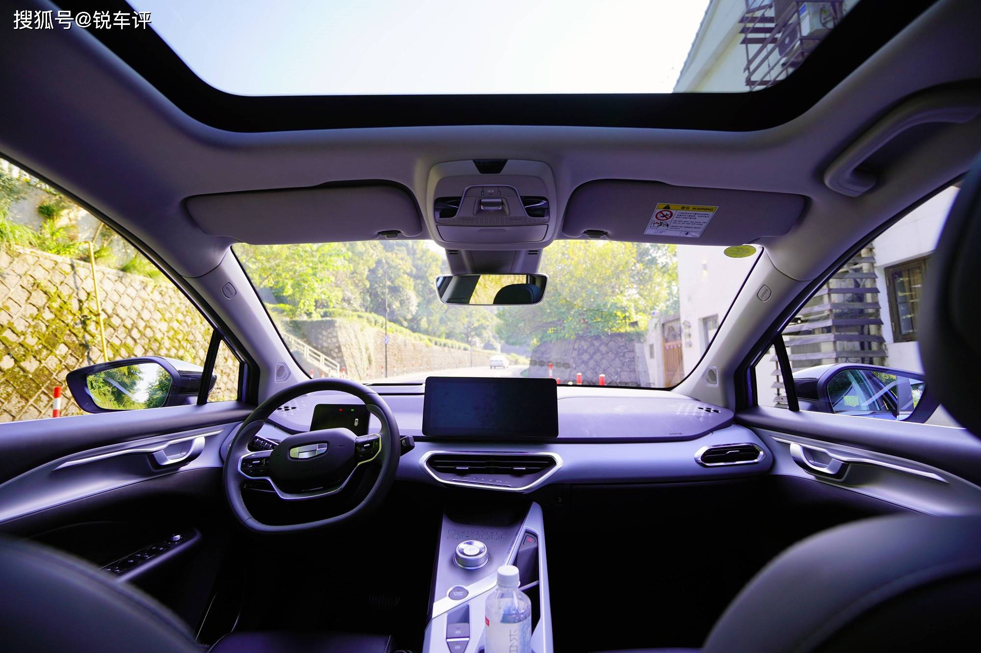 几何c在内饰方面就推倒重来了,采用了完全全新的内饰风格,并且这套