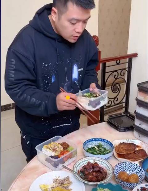 柠檬精|江苏丈夫出差，担心怀着二胎妻子吃不好，提前做好多天食物放冰箱