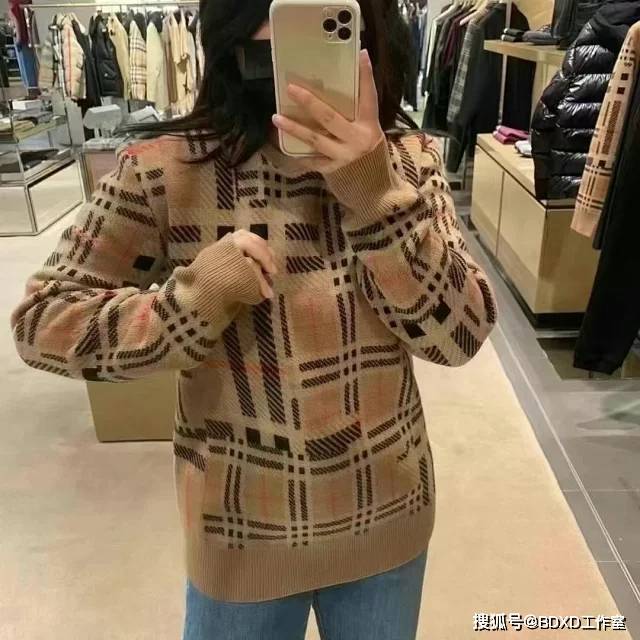 细节 巴宝莉/Burberry 21FW 对比感格纹羊绒针织衫