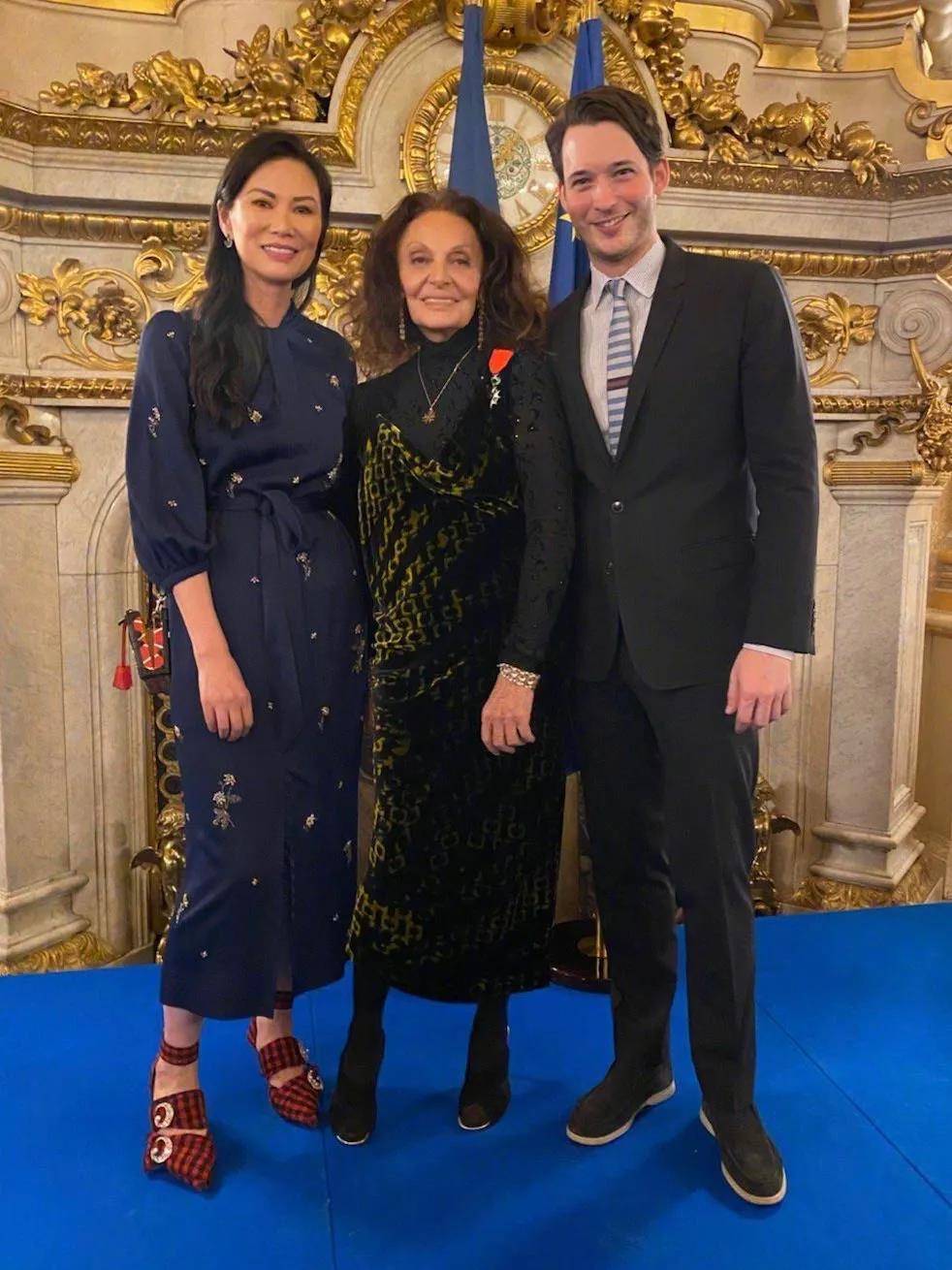 颜色 邓文迪素颜晒近照,穿白色圆领卫衣配同色运动裤,随意造型却很美