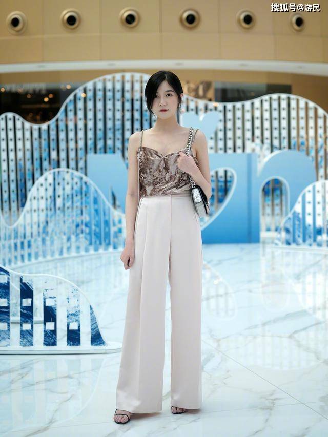 卫衣 入秋后穿什么?试试这款“小白裤”,时髦有型,搭西装卫衣都好看