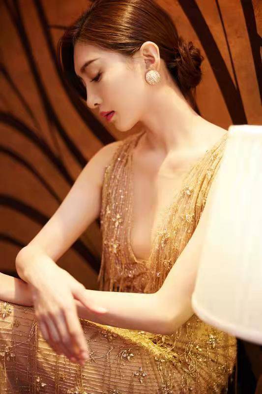 江疏影大秀丰满事业线,金色深v礼服性感撩人,亭亭玉立的美人儿_造型