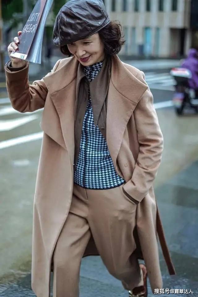 廓形 冬季穿衣“宜厚不宜薄”，40+女人学学三木妈妈的穿搭，更显优雅气质