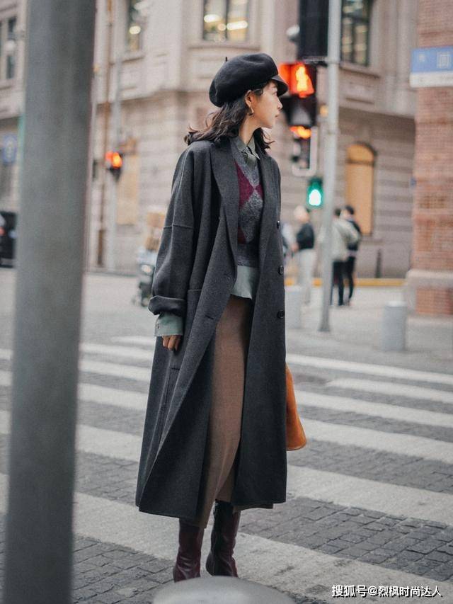 显得 女人到了中年，尽量少穿大衣打底裤，学三木博主这样穿，优雅时髦