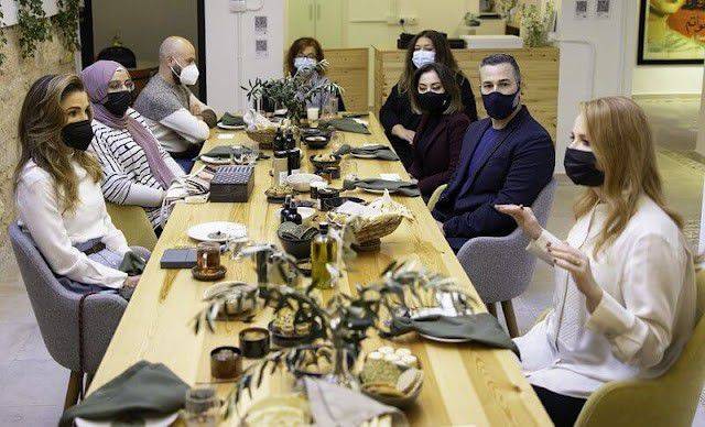 丝绸 半高领的丝绸卫衣+天蓝色的阔腿裤