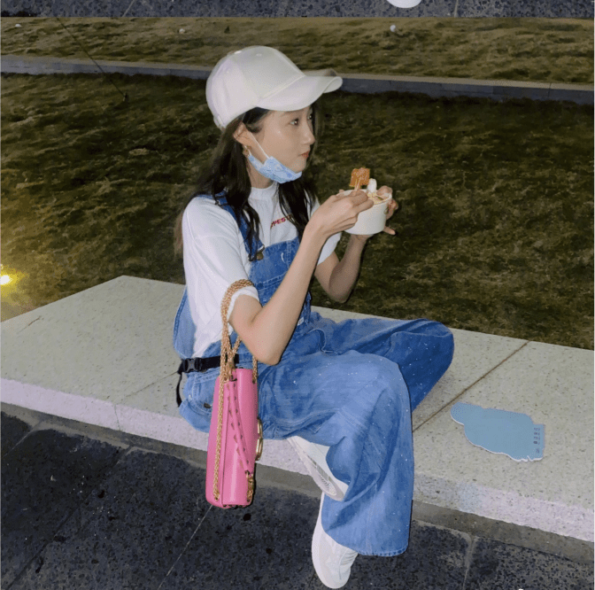 原创关晓彤穿牛仔背带裤逛夜市吃甜筒都不摘帽穿搭时尚路人认不出