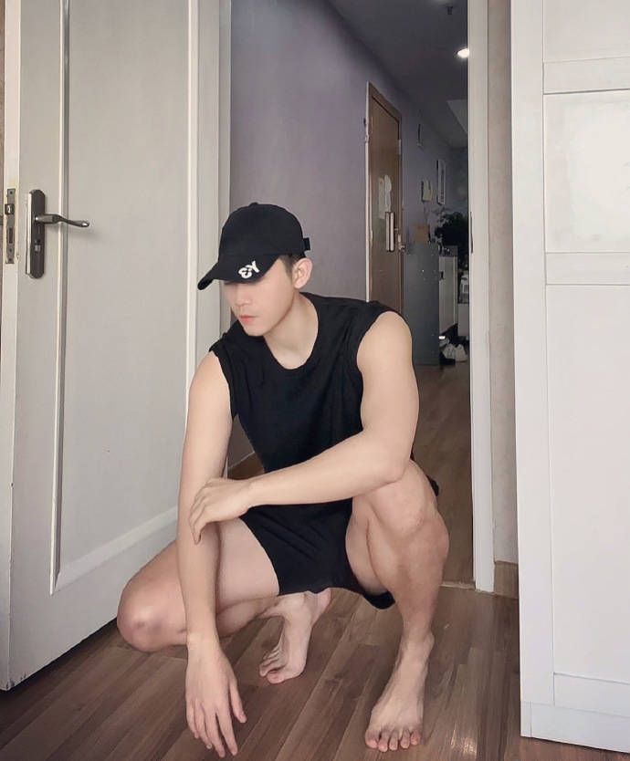 身材匀称的肌肉小狼狗自拍做作并不影响扑面而来的荷尔蒙气息