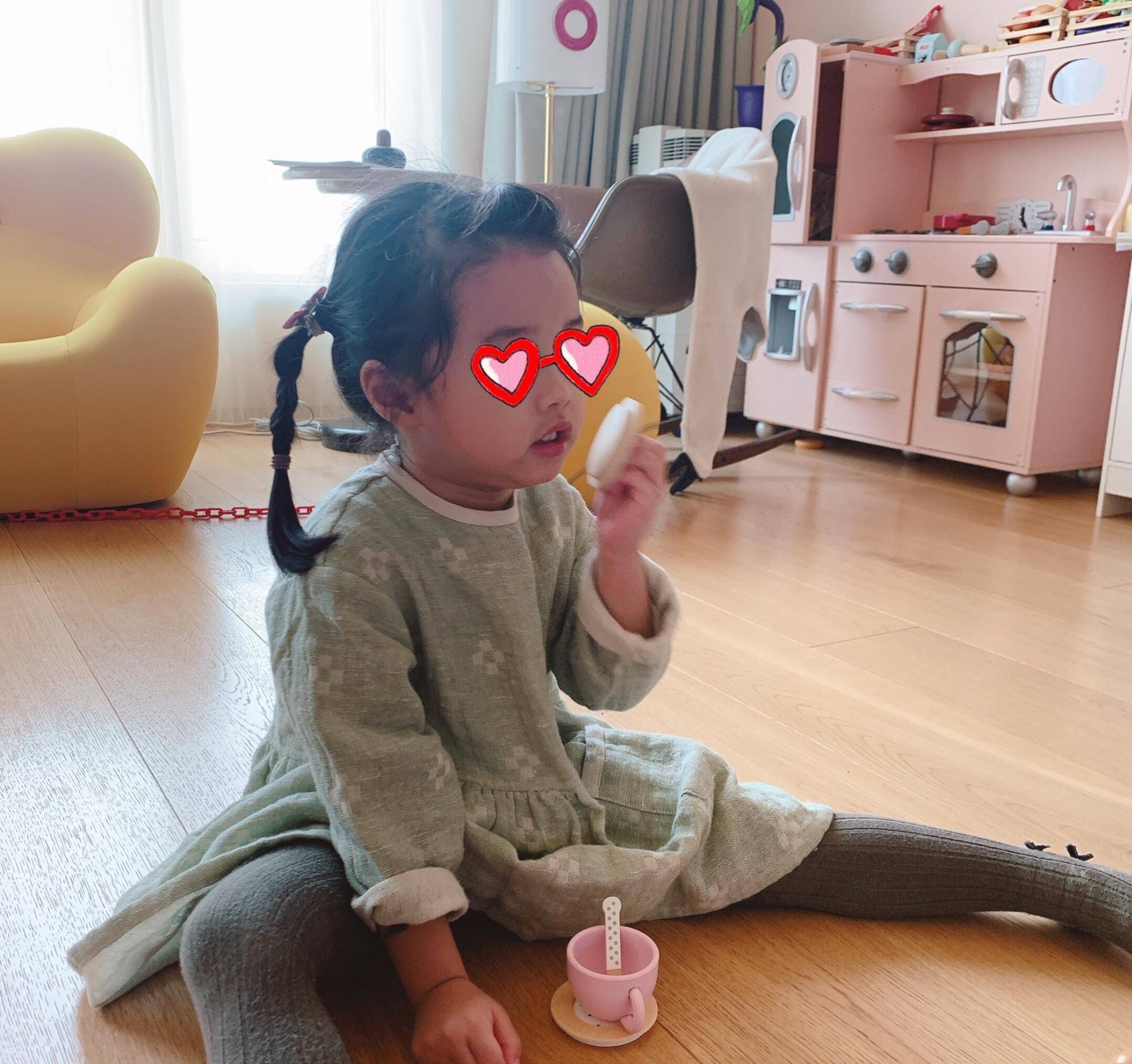 卫衣 陈赫晒女儿近照,4岁安安穿衣低调朴素,小兔牙双下巴太随爸爸