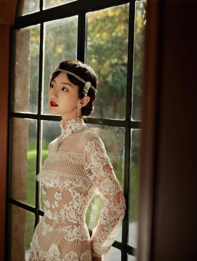 身材 毛晓彤真适合复古装,穿蕾丝裙分不清内衬和肌肤,看着得太撩人了