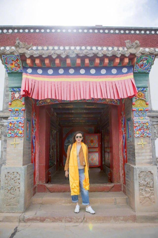 女神 57岁关之琳“冻龄女神”,棕黄色短款外套搭配牛仔裤,减龄又时髦