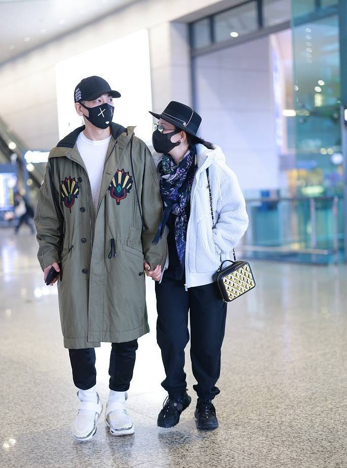 廓形 赵文卓夫妇现身，50岁打扮清爽似少年，与小9岁妻子同框似姐弟