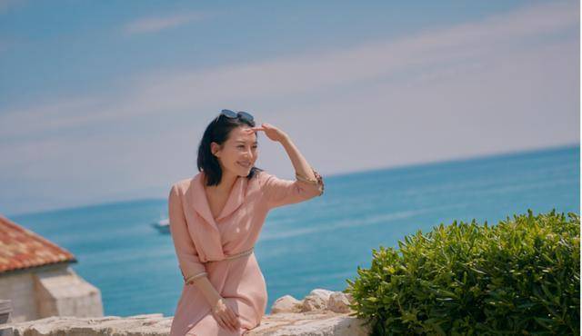 长裙 许晴的“气质”可真惊艳，穿衬衫长裙“蚂蚁腰”吸睛，51岁很有料