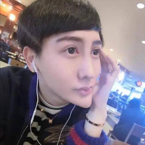 张雨绮小男友李柄熹容貌再进化?他与恩师聚会,下巴尖得好奇怪