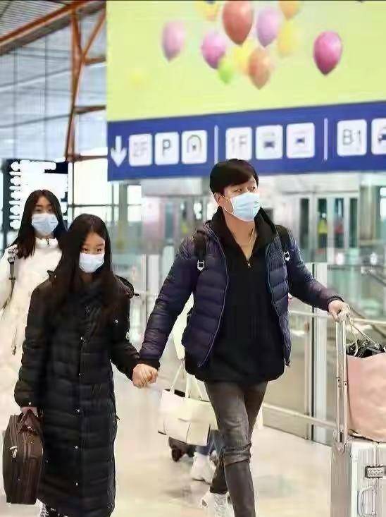 颜色 佟大为一家走机场阵仗可真大！关悦裹成粽子，母女仨伺候宝贝儿子