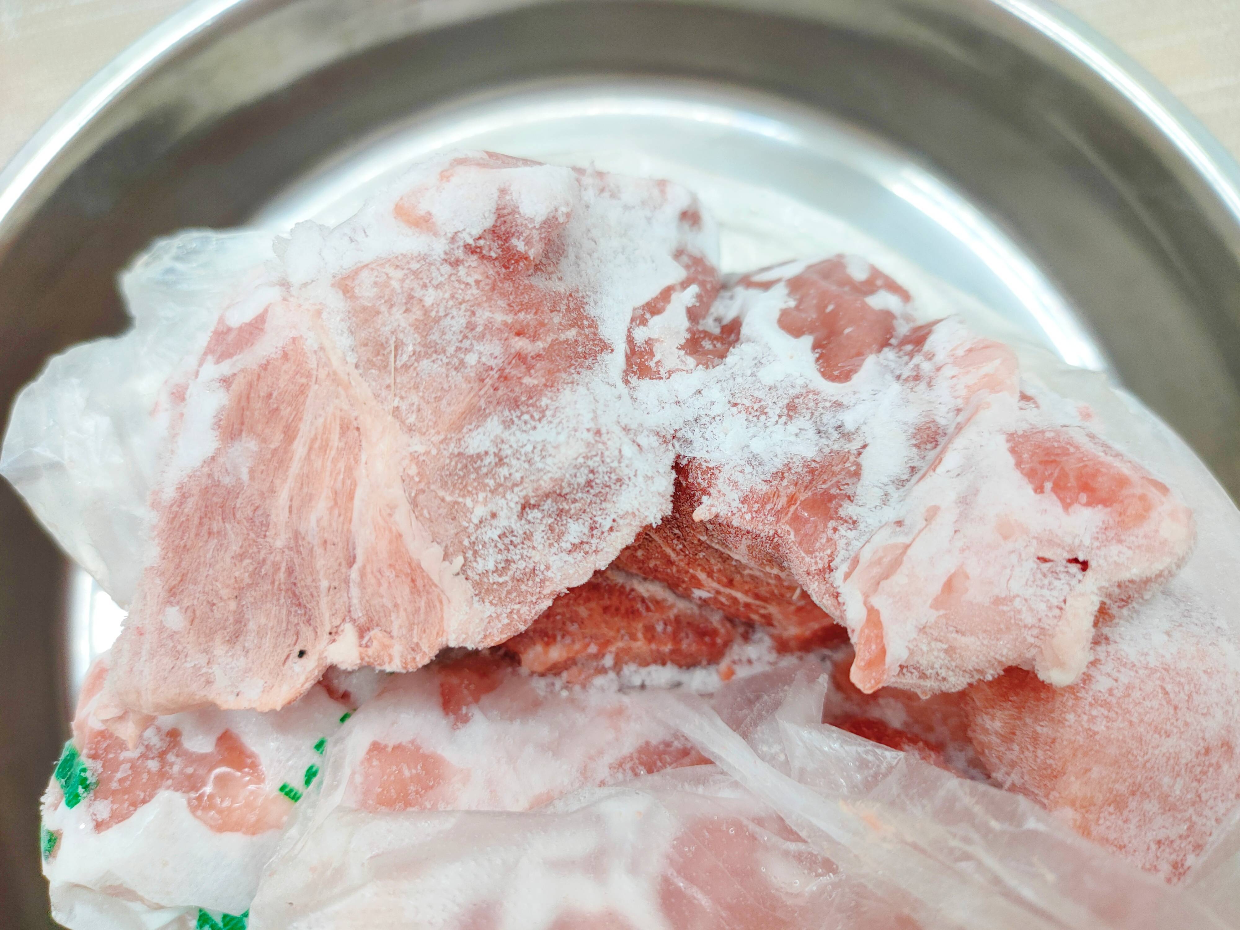 方法|猪肉解冻小妙招，别再放水里泡了，3个实用新点子，猪肉简单解冻