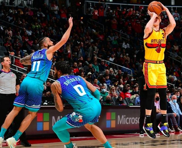 比赛|NBA-大冷门！三星轰84分仍输球，残阵黄蜂大爆发：7人轰130分