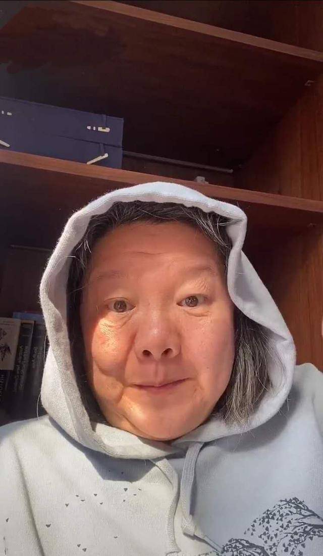 黑色 洪晃晒老公近照!打耳钉比前夫陈凯歌时髦,女儿更潮染渐变绿头发