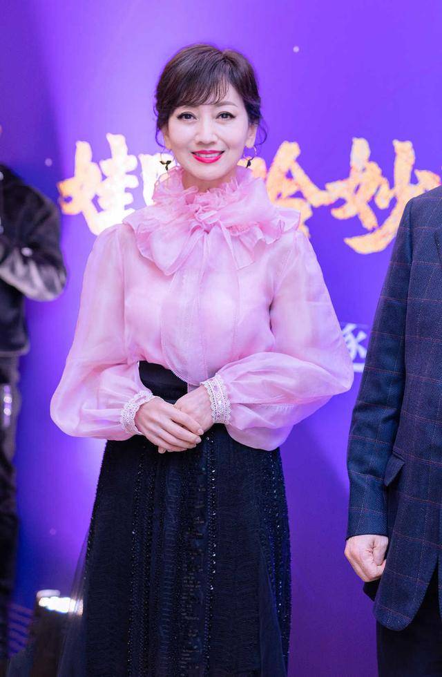 灯笼 赵雅芝越老越爱少女风！粉色灯笼袖衬衫搭配半身裙优雅减龄，真美