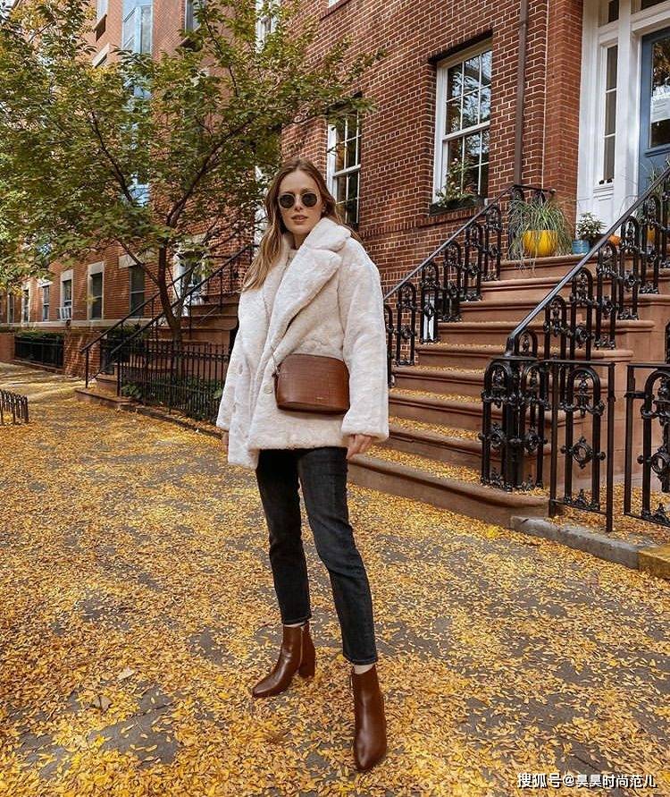 冬日 冬天穿裙子，关键还得会搭配才行，半身裙配靴子轻松穿出冬日时尚