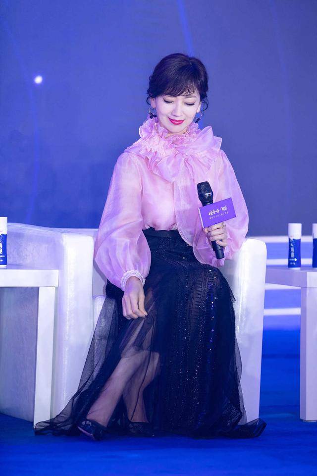 灯笼 赵雅芝越老越爱少女风！粉色灯笼袖衬衫搭配半身裙优雅减龄，真美