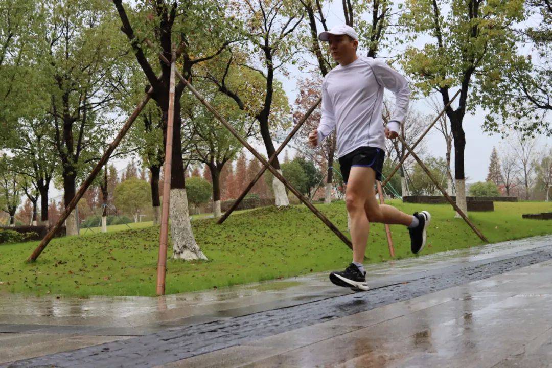 雨天国产超弓虽防水跑鞋，YYDS!