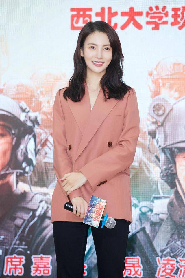 进行 29岁的金晨气质开挂!穿交叉设计上衣个性十足,故意秀蚂蚁腰撩人