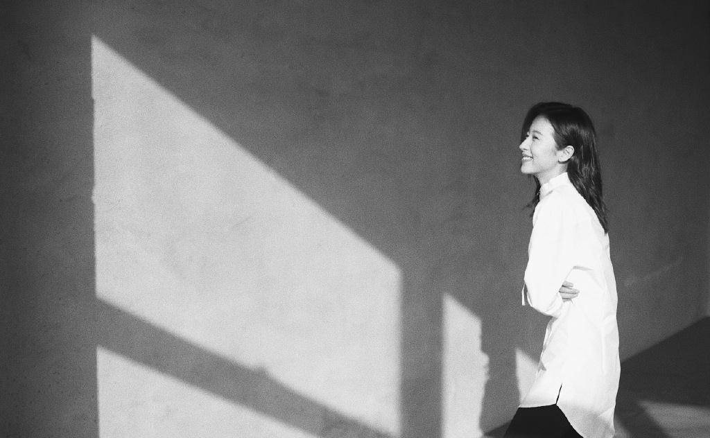 披肩 她是“中国版”的全智贤,今穿白衬衫出镜,黑白大片高级感满分