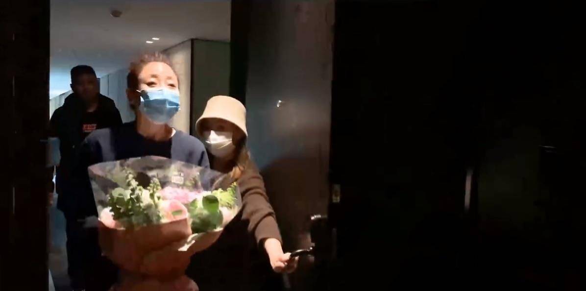 卫衣 殷桃片场酒店庆生！穿圆领卫衣配直筒裤土味打扮，扎少女头变迷妹