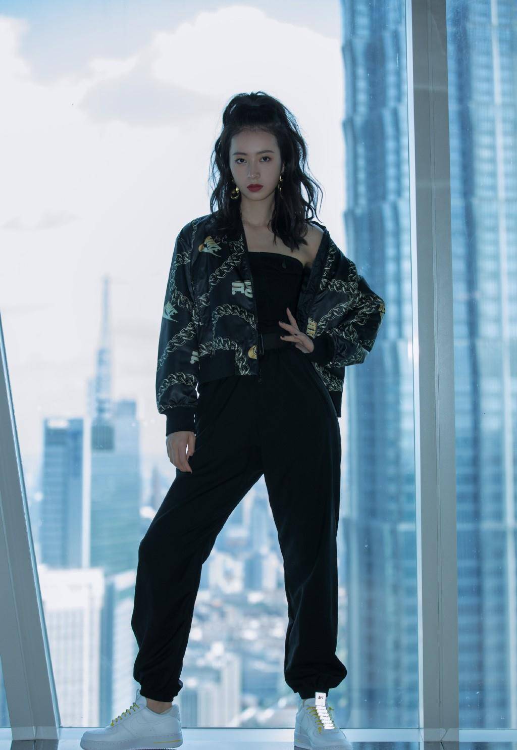 披肩 她是“中国版”的全智贤,今穿白衬衫出镜,黑白大片高级感满分