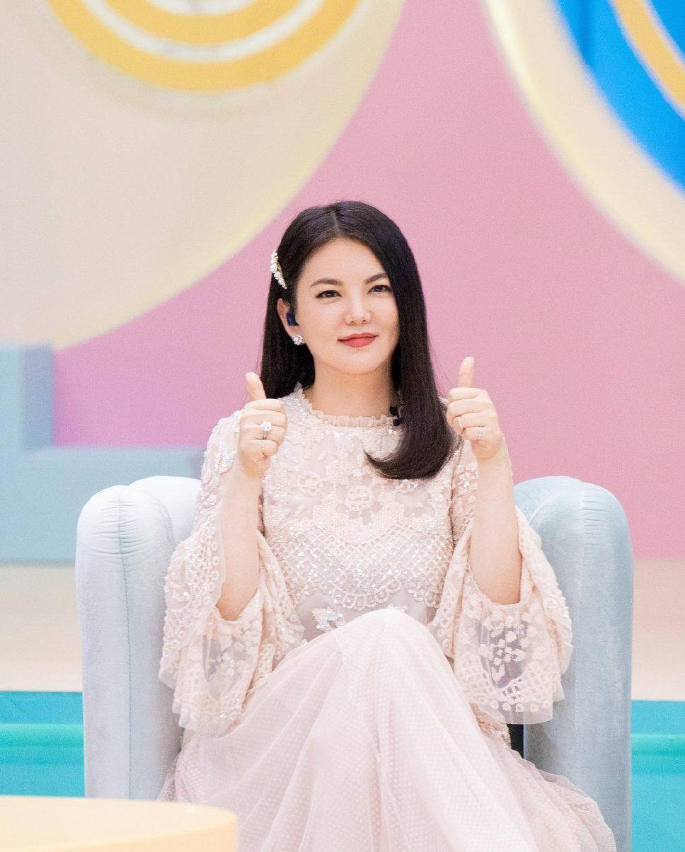 穿点 离婚后，李湘穿玫红羽绒被嘲臃肿俗气：其实你不需要时刻保持精致