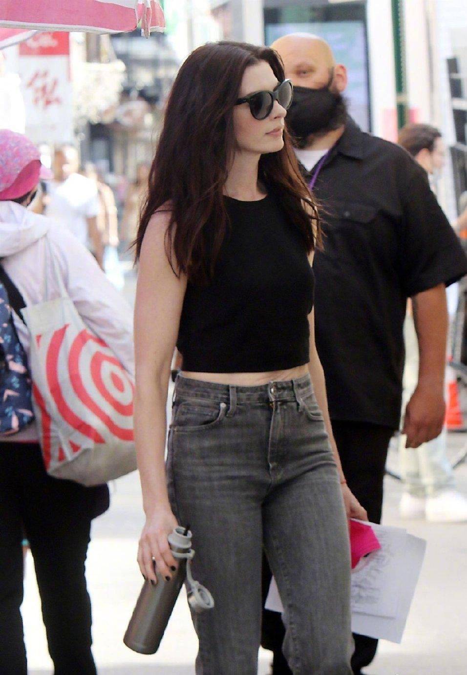 状态老公熬成爹系列？39岁安妮海瑟薇颜值状态满分，亚当一头白发显老