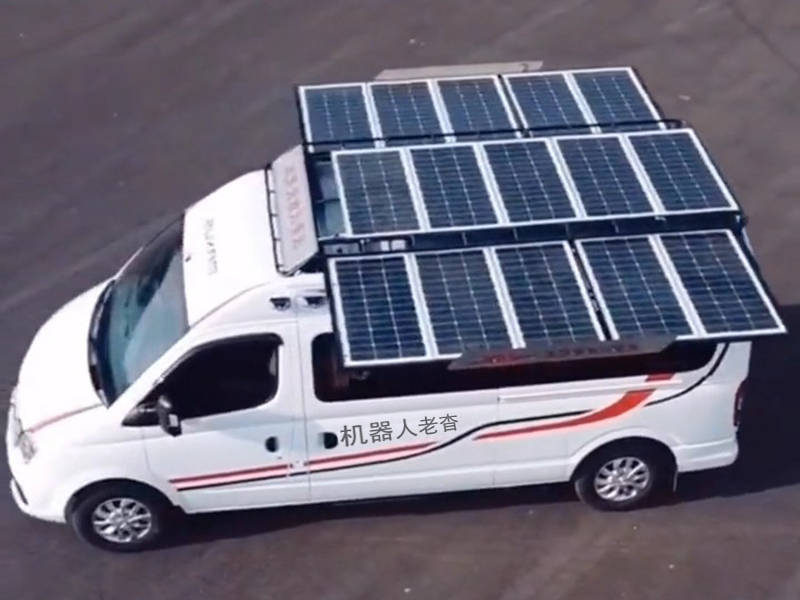 Coche eléctrico con panel solar retráctil