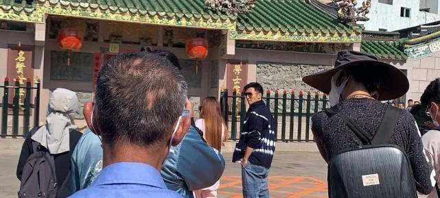 男生 谢霆锋真是中年型男，印花毛衣配“乞丐裤”，看脸真不显老