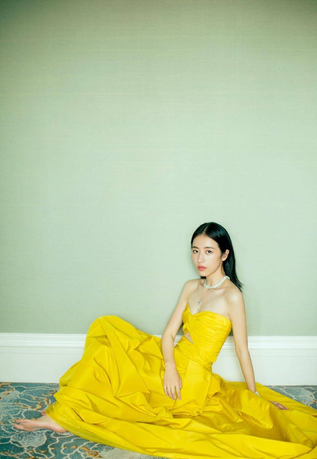 披肩 她是“中国版”的全智贤,今穿白衬衫出镜,黑白大片高级感满分