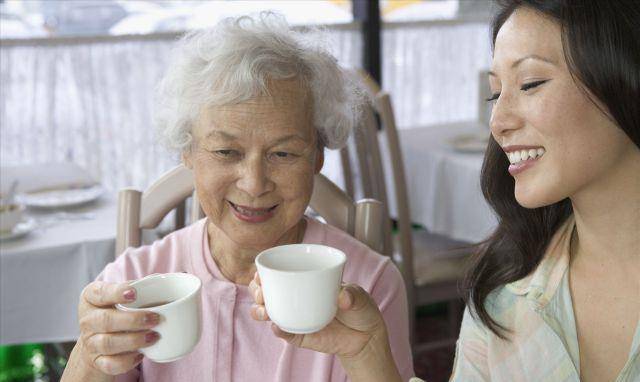 睡眠|不论男女，发现脸上有4种变化，小心肝已“变硬”，及时做检查