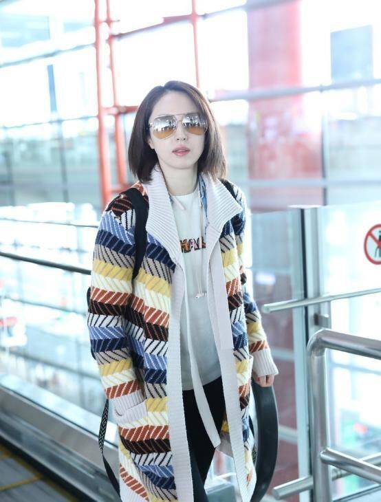 漂亮 今年漂亮女人选“彩色款”,时髦又多彩很亮丽