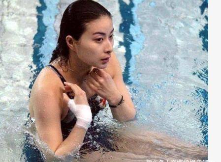 奥运|40岁郭晶晶被粉丝求合照！外套只遮一半身体，手上罕见拎名牌包包