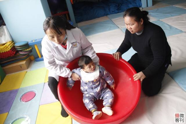 丈夫|年轻妈妈患重病选择放弃，和丈夫商量先救儿子