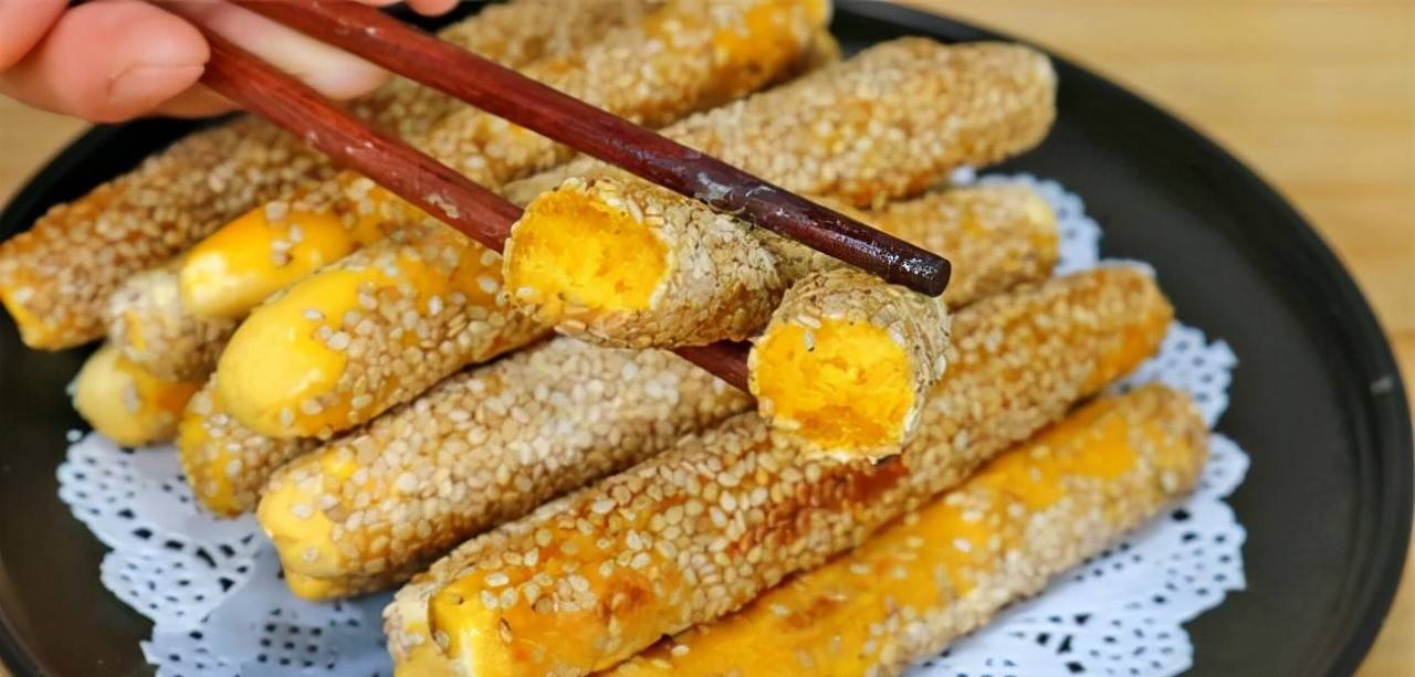 教大家南瓜芝麻棒的做法,好吃营养又美味,老人孩子都爱吃_盘子_方法
