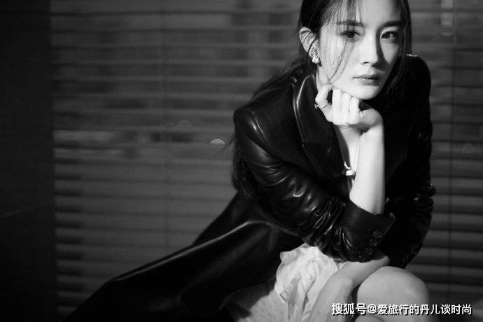 杨幂 杨幂一袭白色精致裙装搭配黑色收腰皮衣，性感耀眼又高级