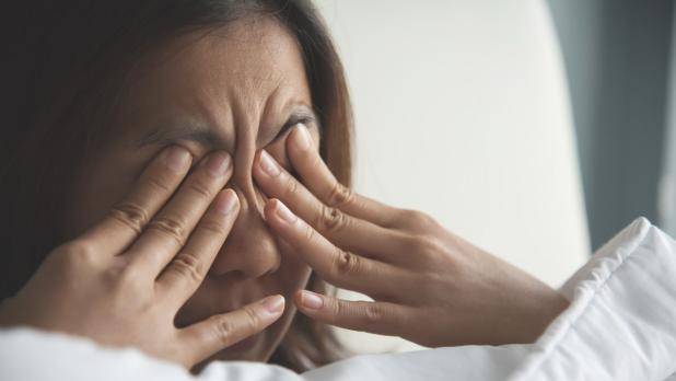 眼睛|不论男女,晨起时若有这4种症状,十有八九是肝不好,别忽视了