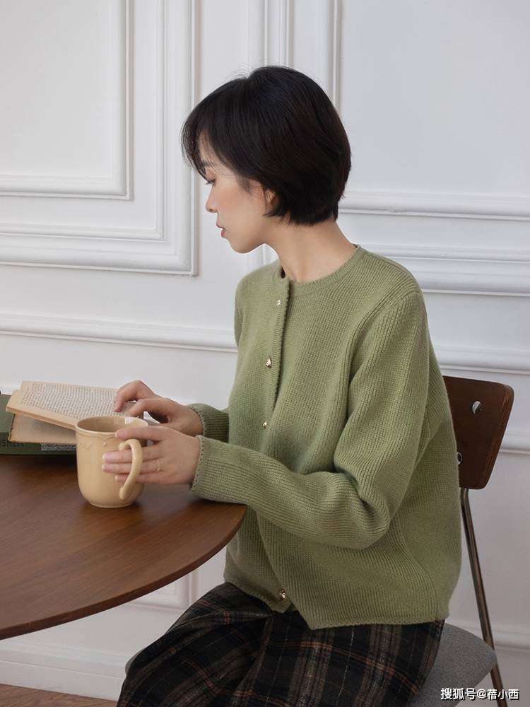 档次 不管你皮肤白不白，今年要买毛衣就买“绿色”，提气质又显档次