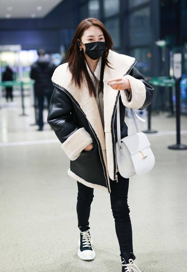 反光 张雨绮真是被鲜肉男友宠坏了，皮肤嫩的直反光，感觉腿缝挺宽的