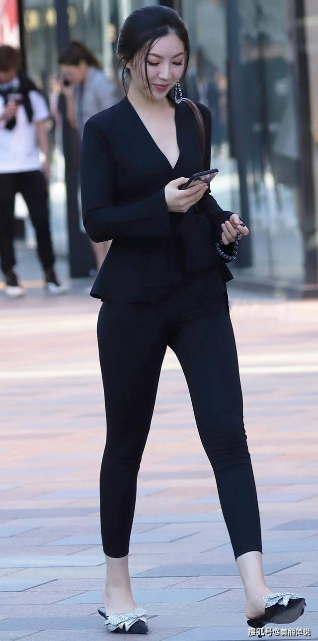 美女街拍黑色v领长袖衫配黑色打底裤简约修身又温婉大气时尚又气韵