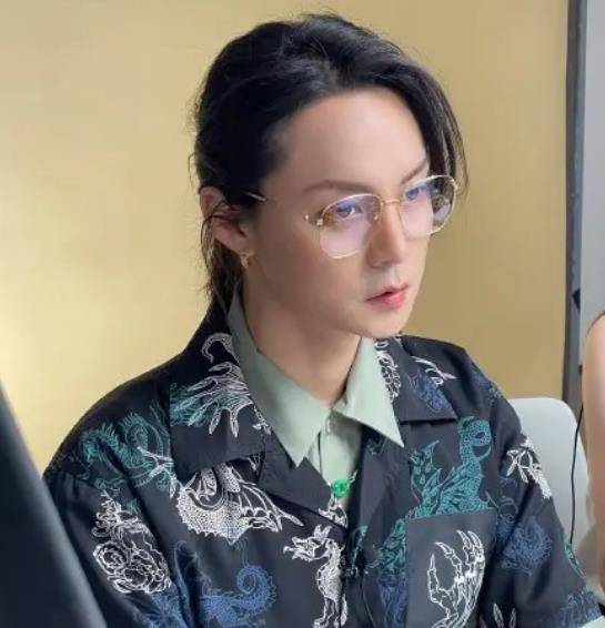 下巴|尹正减肥成功，近照曝光，尖下巴侧颜完美，粉丝：整容式减肥