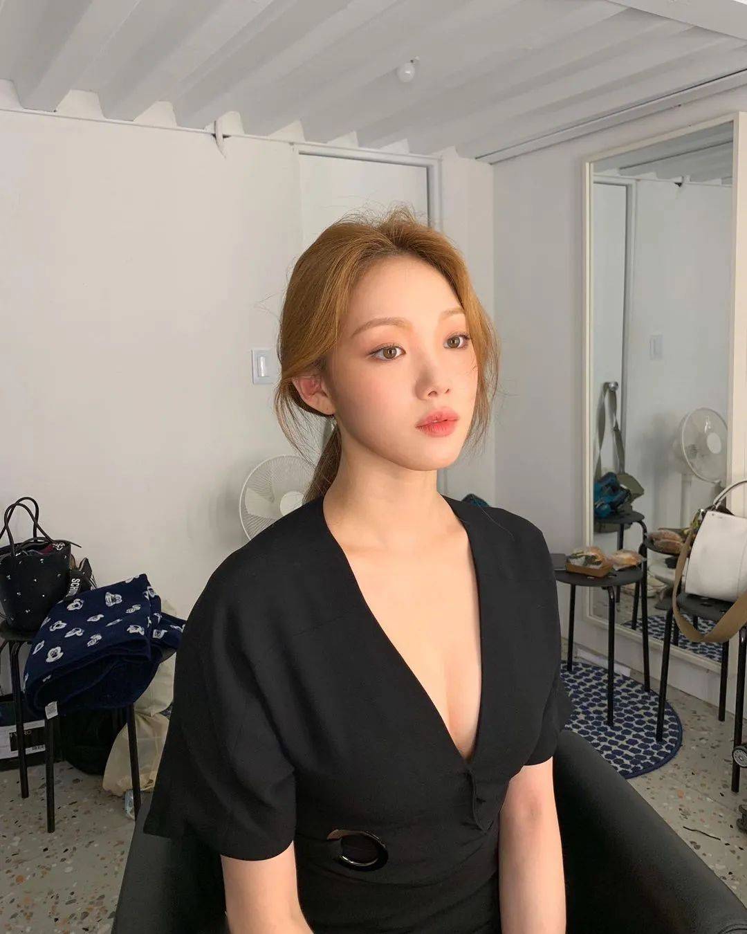 身材”韩国美妹“李圣经：肤色白皙，五官精致，穿搭风格低调且有涵养