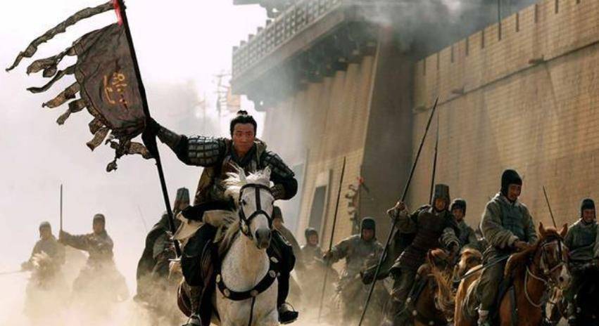 古代打仗时，为何扛旗兵不带武器还敢领军冲锋，其实他们不简单！_战旗_军队_士兵