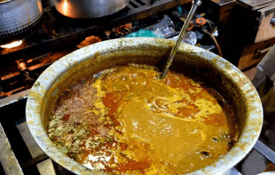 恒河水搭配街头"美食",印度人练出铁打的肠胃,已"百毒不侵"_练出一