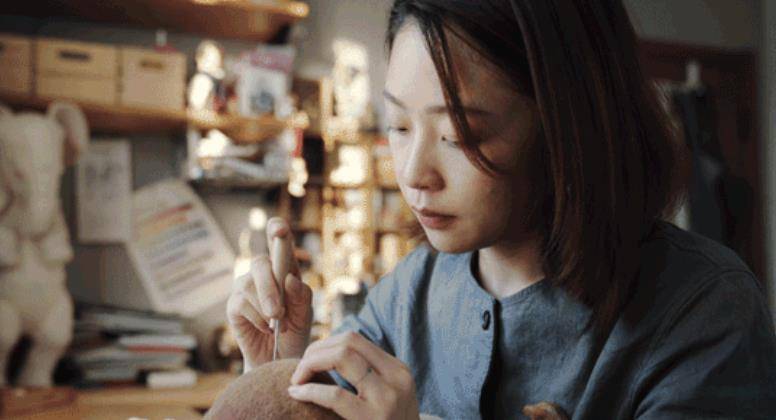 原创80后女孩殷越因爱好宅家11年同社会脱节多年结果红到了国外