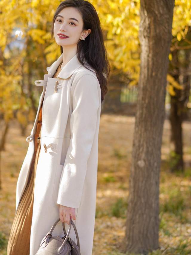 身材 今冬试试“针织连衣裙+大衣”，让你既有风度又有温度，温暖优雅